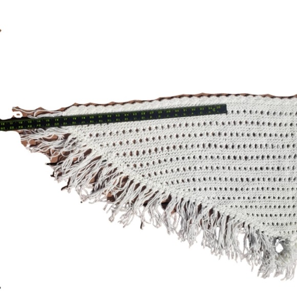 VINTAGE 70s Shawl Crochet Fringed Triangle Handmade Off White Scarf - Picture 5 of 9